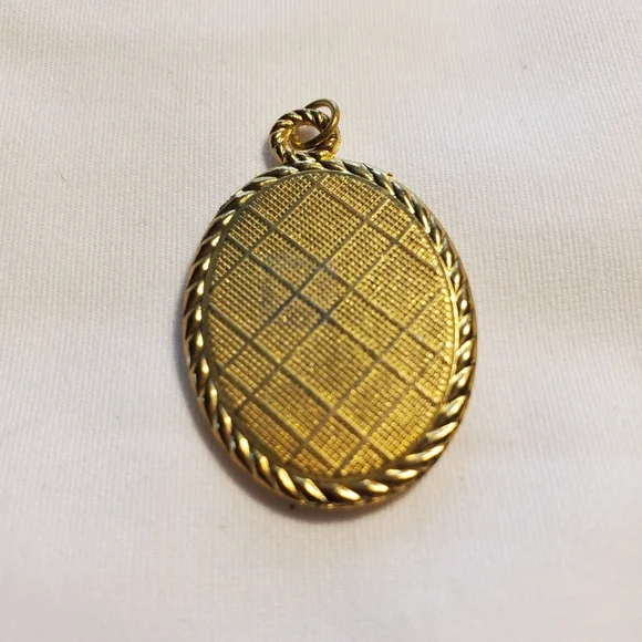 Mary Our Lady of Sorrows Catholic Medal/Pendant Gold Tone Vintage - Picture 3 of 3